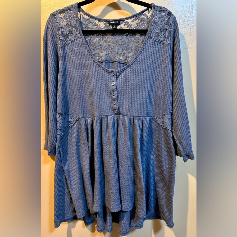Torrid Plus Size 2 Tunic waffle knit & lace top periwinkle blue 3/4 sleeve.